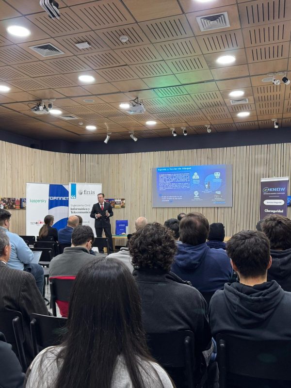 Eknow y safetica, charla en universidad finisterra