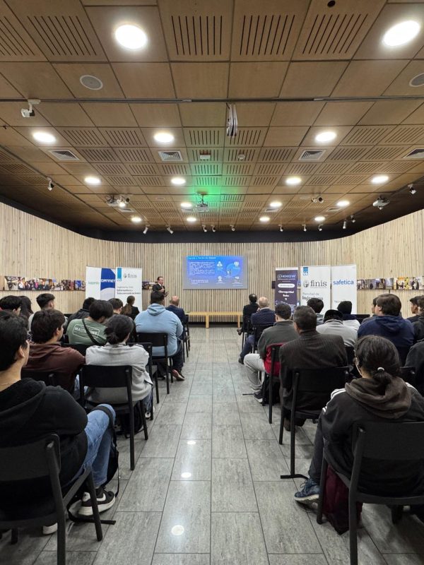 Eknow y safetica, charla en universidad finisterra